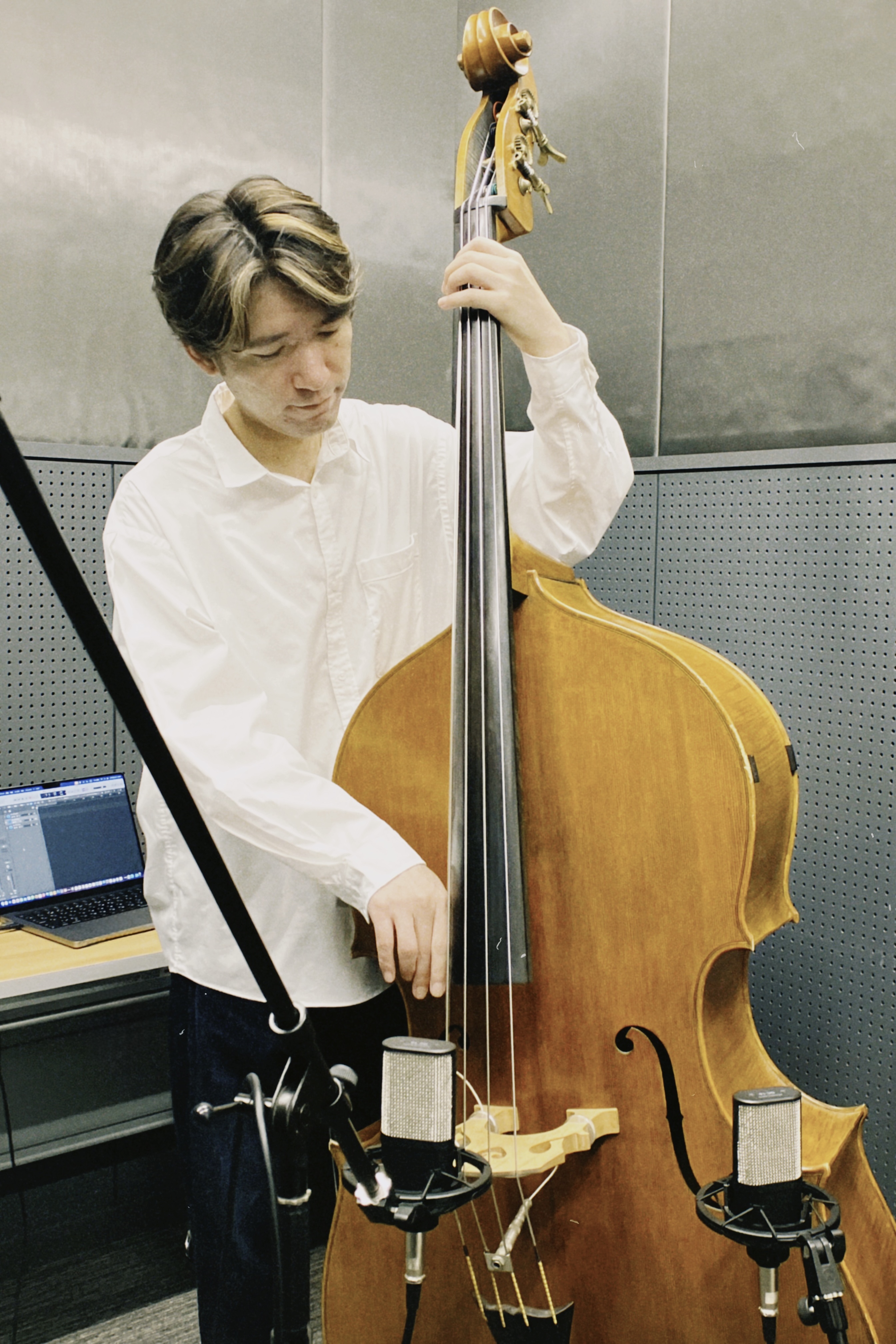 Yasutaka Yorozu with upright bass in a studio